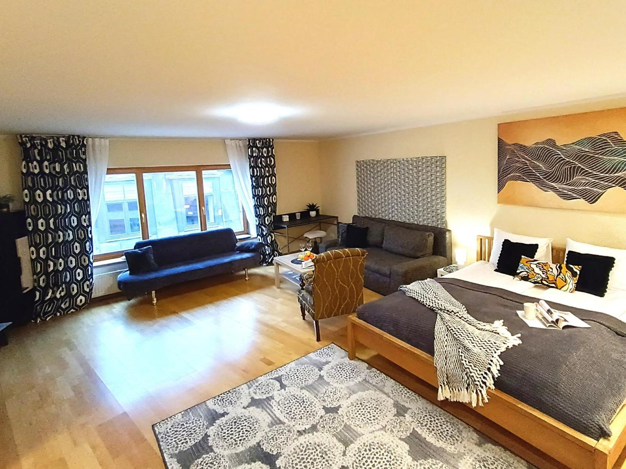 Elegant Old Town Toffee Bliss Apartment, Self Check-in, Steps From Bus Station Huoneisto Riika