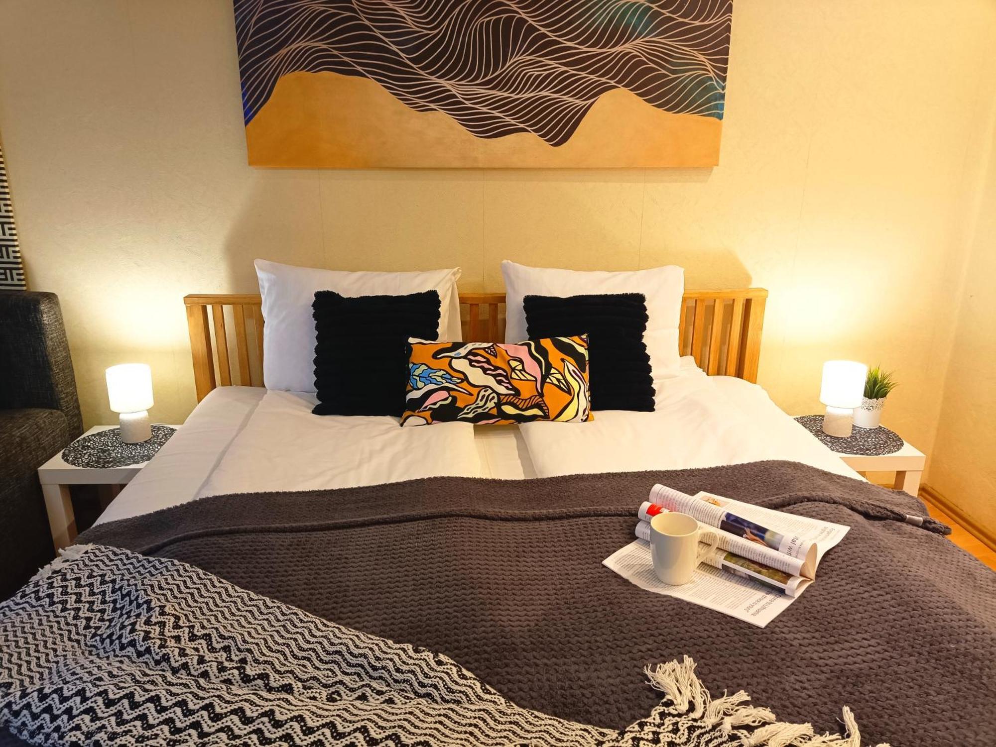 Elegant Old Town Toffee Bliss Apartment, Self Check-in, Steps From Bus Station Huoneisto Riika